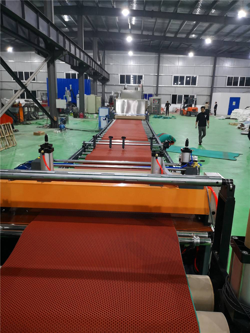 環(huán)保塑膠材料再生新篇章 丁基膠防腐卷材與預制型跑道生產線關鍵技術解析